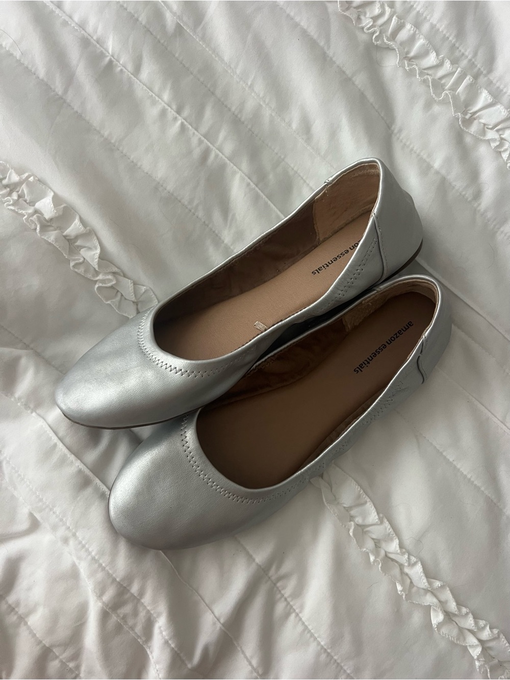 Amazon Essentials Metallic Silver Womenโs Ballet Flats